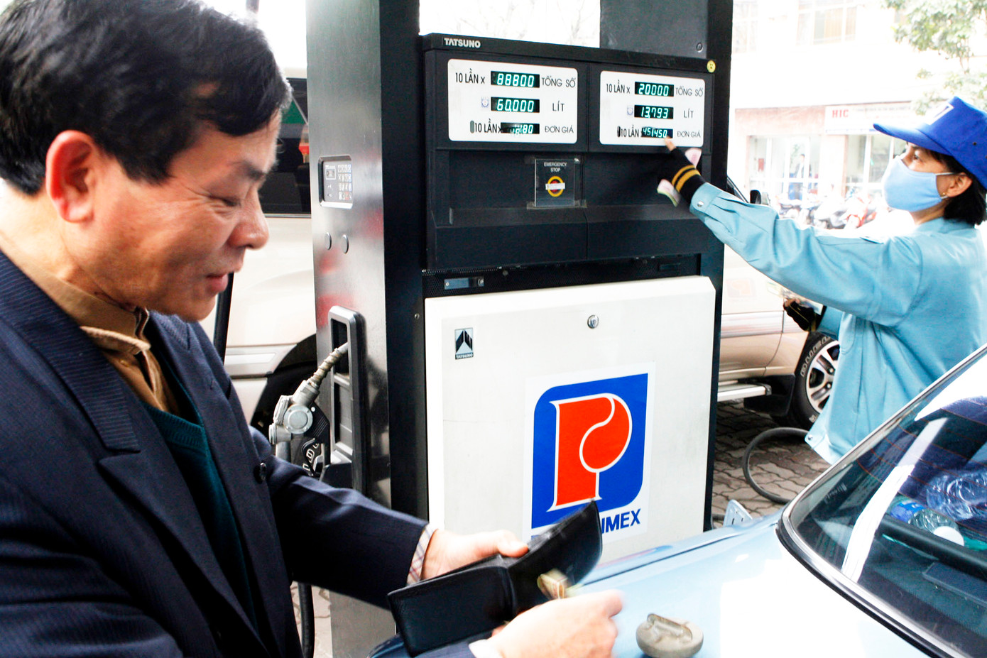 Giá nhập khẩu xăng dầu thực là dấu hỏi lớn cần được làm rõ. Ảnh: Hồng Vĩnh. Giá nhập khẩu xăng dầu thực là dấu hỏi lớn cần được làm rõ. Ảnh: Hồng Vĩnh