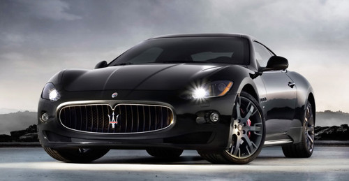 Maserati sau đó còn tặng siêu sao người Argentina một chiếc GranTurismo màu đen đời 2009