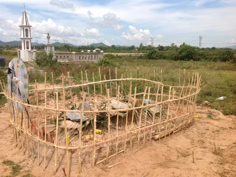 Nghe người ta bày, bà Quế lấy lá cọ và trùm lên mộ để trấn trùng tang, với hy vọng giữ được mấy đứa cháu còn lại