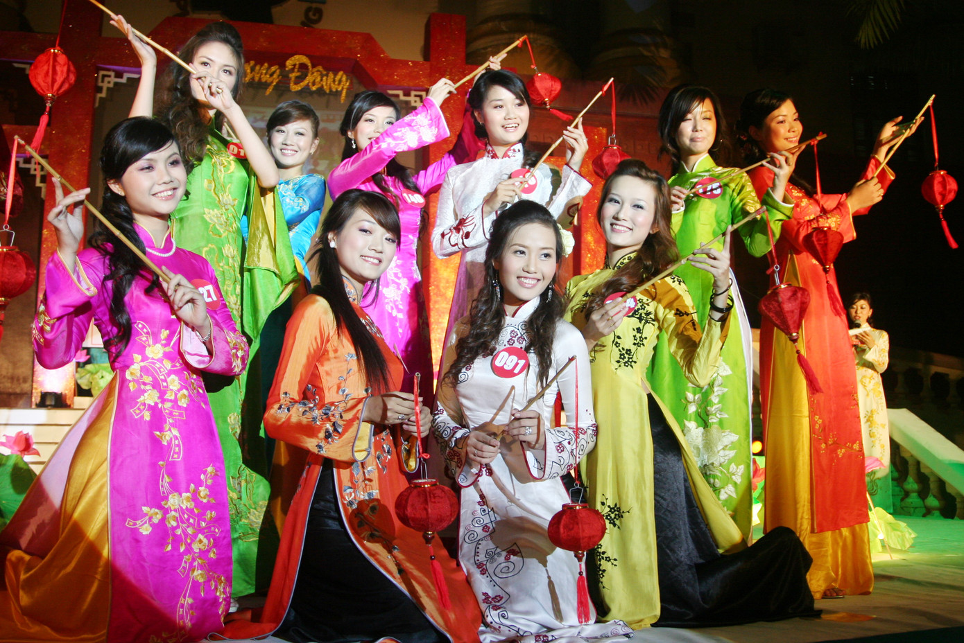 Thể hiện nét đẹp yêu kiều với áo dài