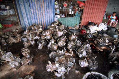 Động cơ xe máy cũ Dream, Cup, Minsk cũ... được bày la liệt