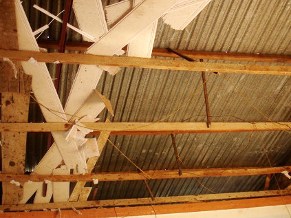 Trần nhà cũng bị hư hỏng sau vụ nổ kinh hoàng