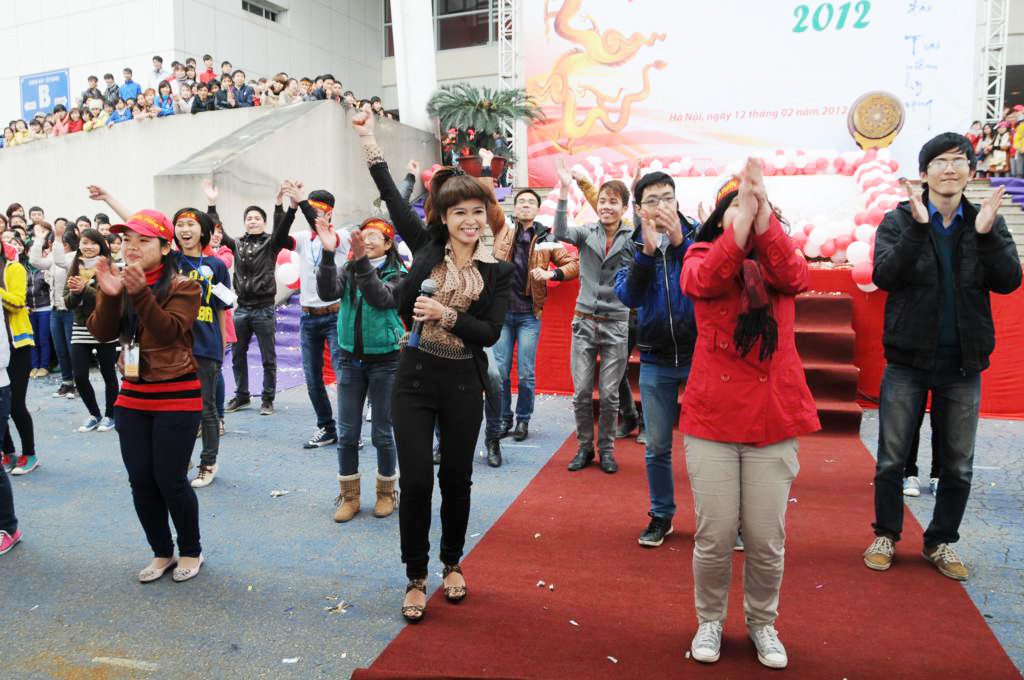 Song song với việc hiến máu, các bạn trẻ còn được thưởng thức nhiều tiết mục văn nghệ đặc sắc từ các ca sĩ khách mời