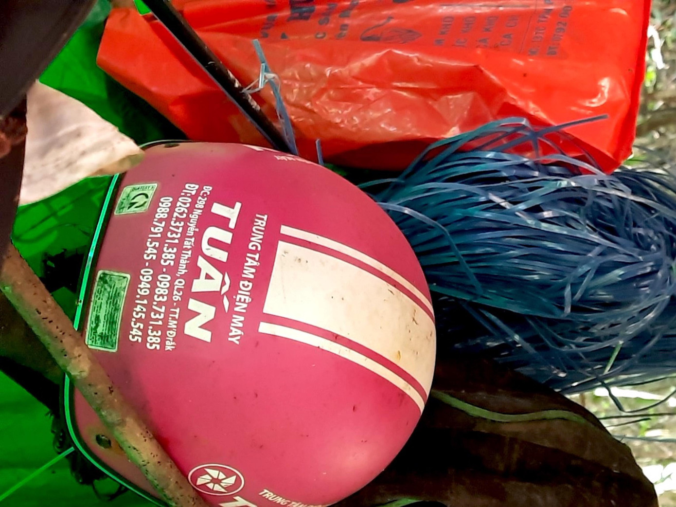 Mũ bảo hiểm của nạn nhân tại hiện trường. Mũ bảo hiểm của nạn nhân tại hiện trường.