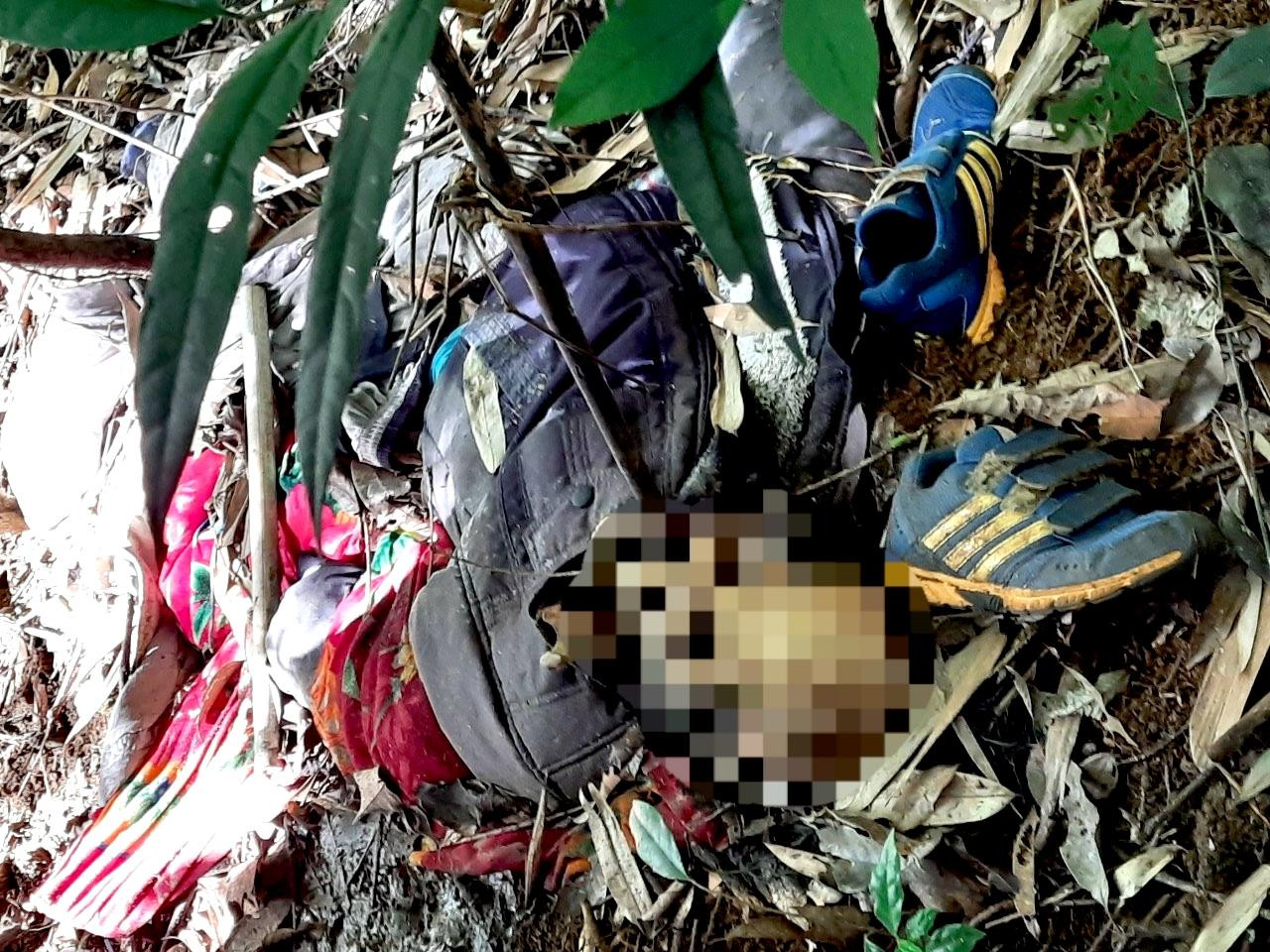 Tư trang nằm rải rác ở hiện trường Tư trang nằm rải rác ở hiện trường