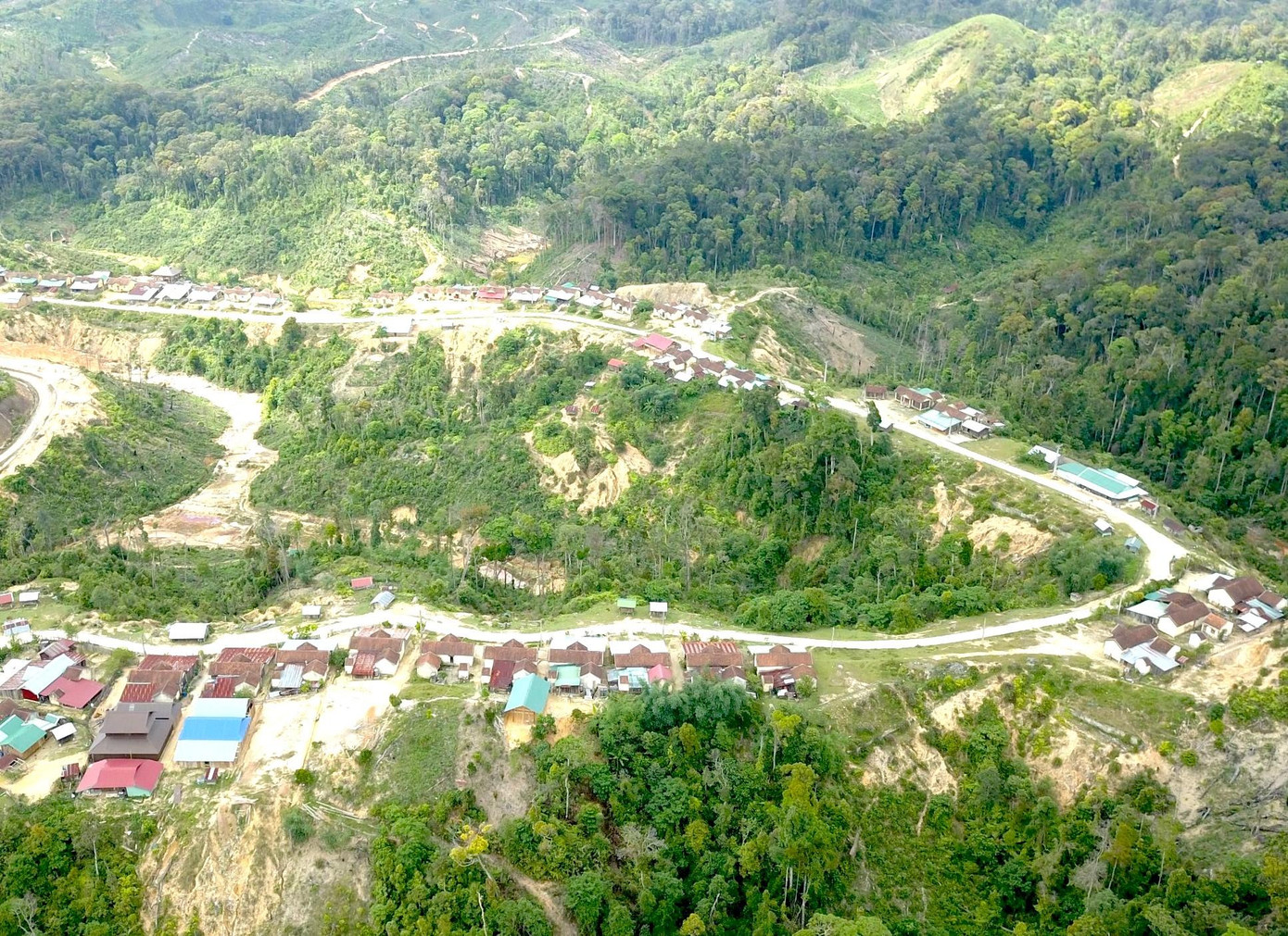 Người dân ở khu tái định cư xã Đăk Tăng (huyện Kon Plông) gần thủy điện Thượng Kon Tum thấp thỏm lo sợ vì các trận động đất.