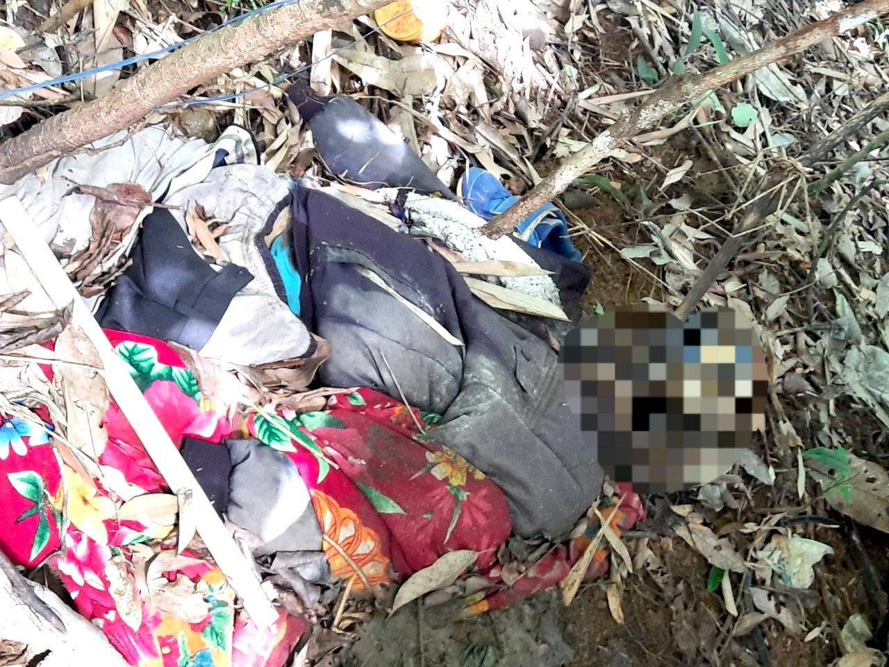 Tư trang nằm rải rác ở hiện trường Tư trang nằm rải rác ở hiện trường