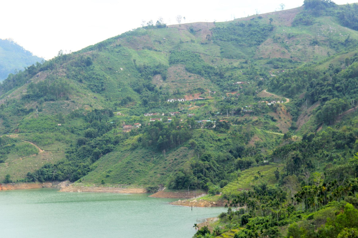 Người dân làm nhà, sinh sống trên các sườn núi trên địa bàn huyện Kon Plông rất nguy hiểm bởi động có thể gây sạt lở