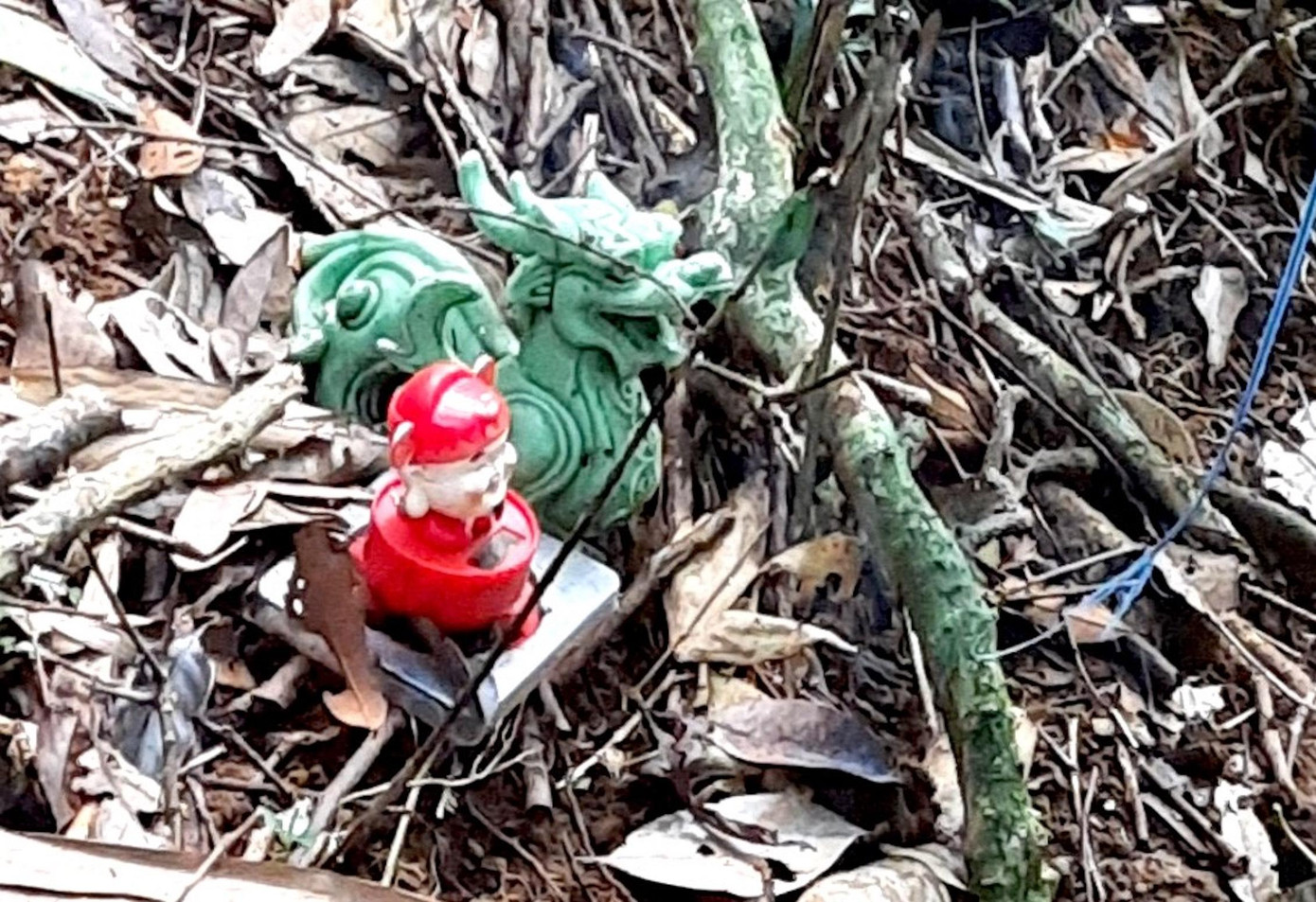 Một số hiện vật mang tính tâm linh của nạn nhân Một số hiện vật mang tính tâm linh của nạn nhân