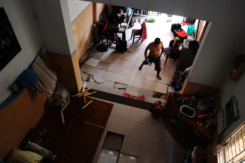 Hơn 4 năm nay, nền và tường nhà ngày càng lún xuống, không biết sập lúc nào, nên hàng ngày gia đình đều cẩn trọng