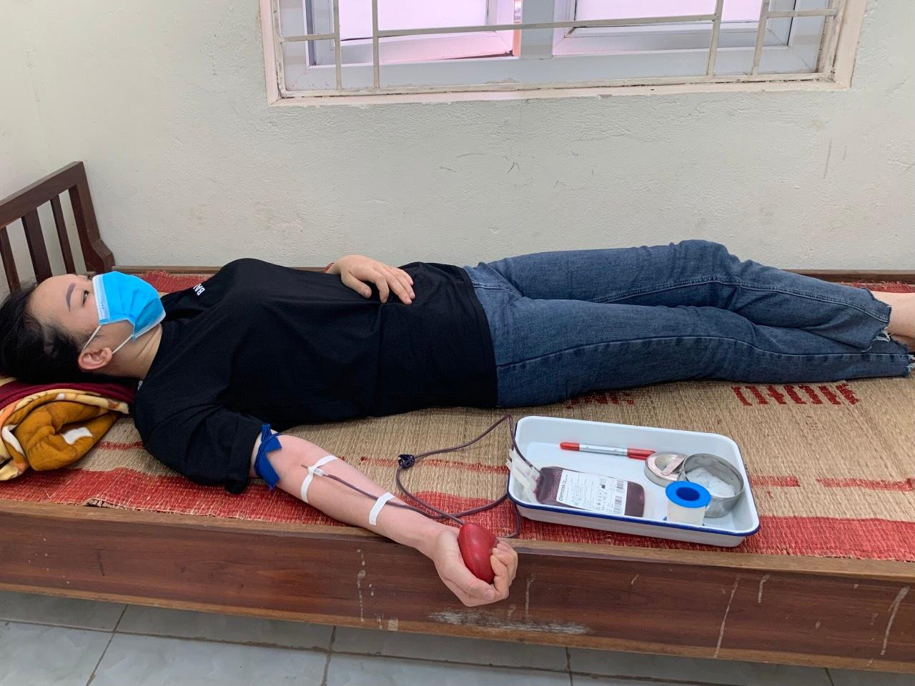 Thượng sỹ Vi Thị Thảo hiến nhóm máu hiếm cho bé Hoàng Thu Huyền Thượng sỹ Vi Thị Thảo hiến nhóm máu hiếm cho bé Hoàng Thu Huyền