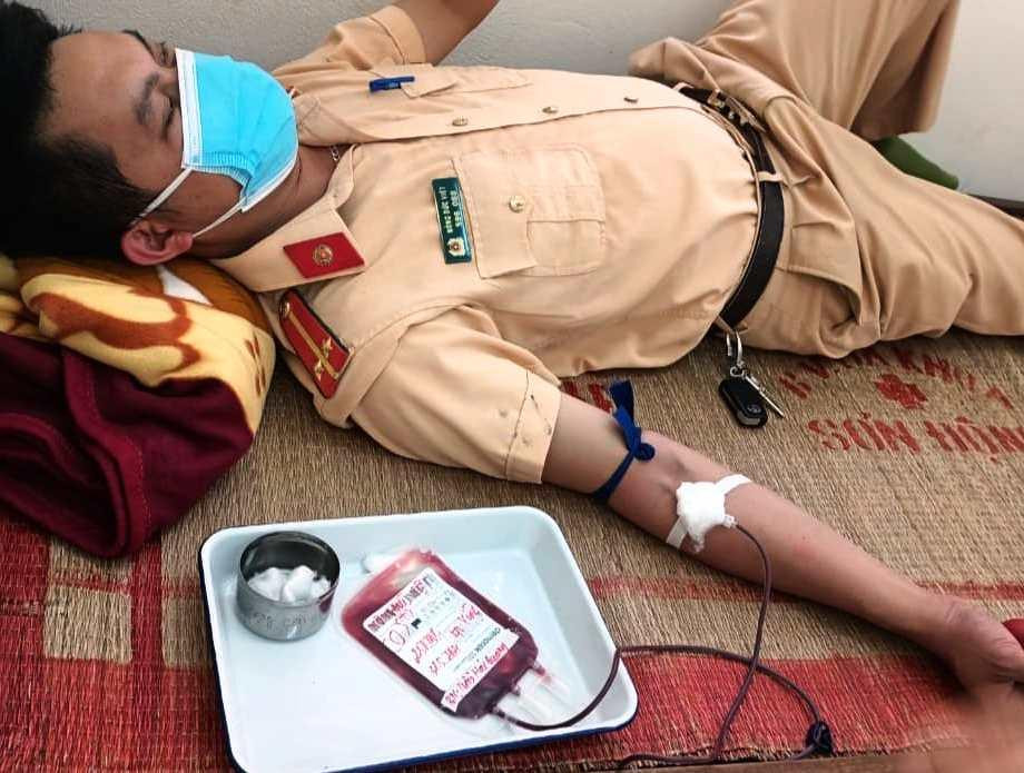 Nhiều chiến sỹ công an Bắc Giang hiến máu khẩn cấp cho trẻ vùng phong toả ảnh 5 Nhiều chiến sỹ công an Bắc Giang hiến máu khẩn cấp cho trẻ vùng phong toả ảnh 5