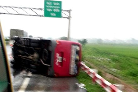 BẢN TIN ATGT: Ô tô húc xe máy bay xuống ruộng, 1 người tử vong ảnh 3