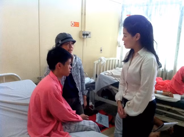 Thông qua báo Tiền Phong, chị Huỳnh Thị Lan Phương- Phó tổng giám đốc Cty VWS trao cho gia đình anh Thuân 10 triệu đồng