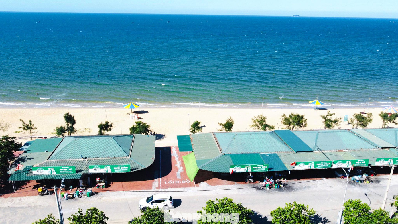 Tuy nhiên, hiện tại ở biển Thiên Cầm vẫn còn tồn tại một số bất cập về quy hoạch để phát triển khu du lịch. Đặc biệt tại đây có hàng chục ki ốt được xây dựng tạm bợ, nằm ngay trên vỉa hè biển Thiên Cầm.