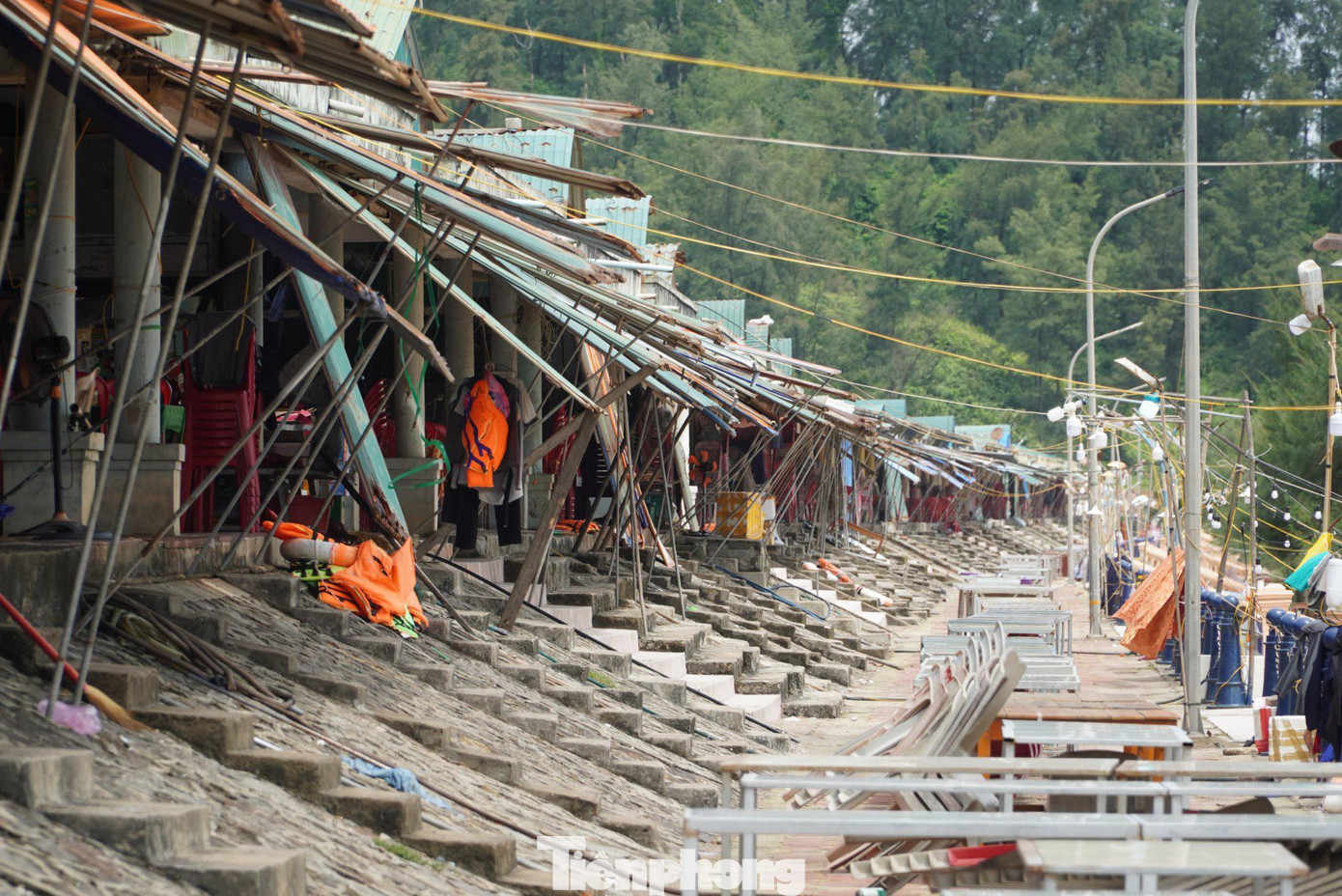 Được biết, những ki ốt này tồn tại nhiều năm qua, là nơi kinh doanh dịch vụ ăn uống theo mùa tại biển Thiên Cầm.