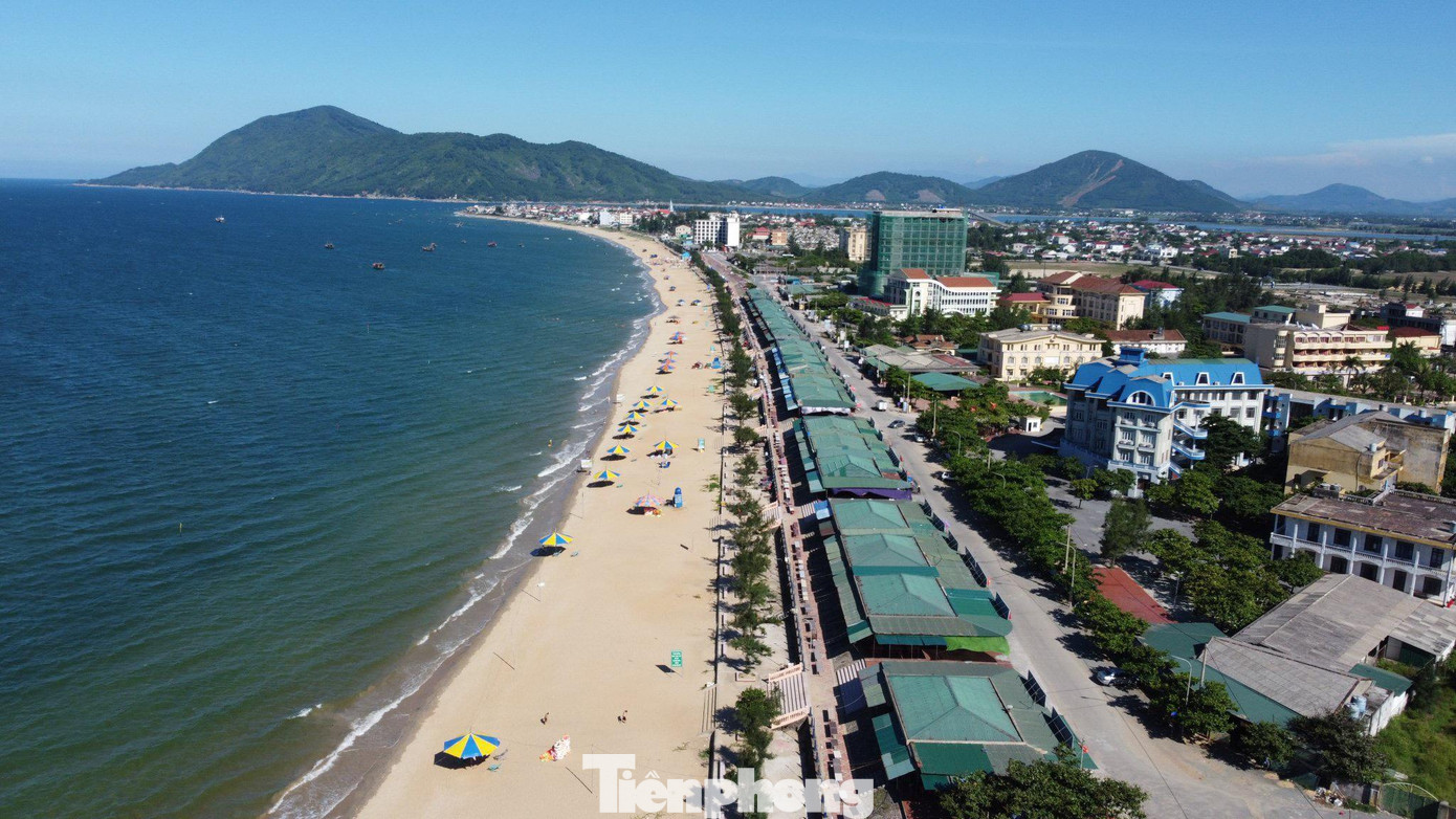 Biển Thiên Cầm (huyện Cẩm Xuyên) là một trong những bãi biển có tiềm năng về du lịch, được đánh giá là một trong những bãi biển có địa thế đẹp nhất nhì ở Hà Tĩnh. UBND tỉnh Hà Tĩnh đã phê duyệt quy hoạch Khu du lịch quốc gia Thiên Cầm vào cuối năm 2009.