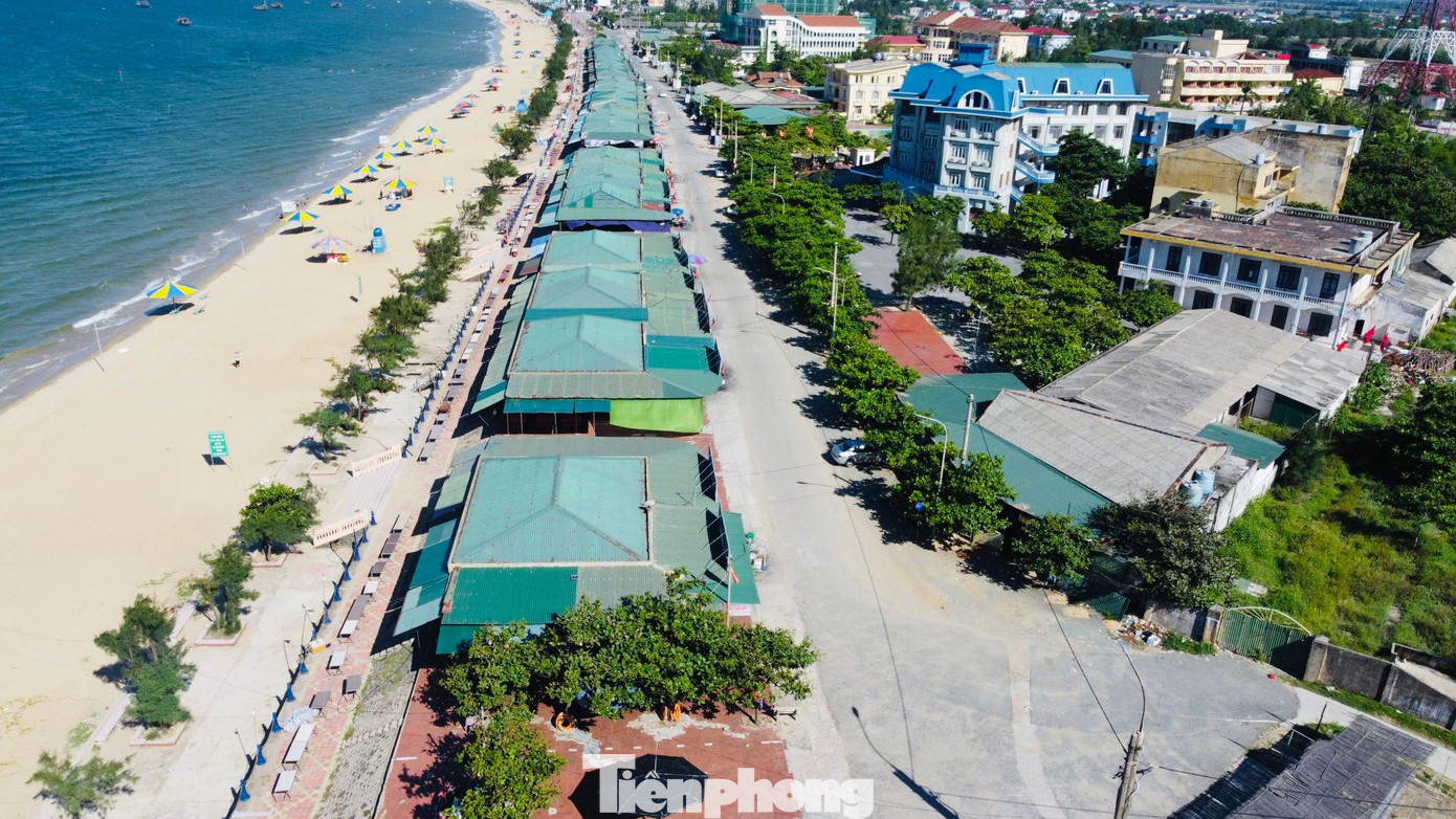 Cụ thể việc di dời, giải toả khi các hộ hết hợp đồng, thời hạn từ năm 2023-2025. Huyện đã tính phương án về việc khảo sát và sẽ quy hoạch một khu vực mới để làm địa điểm kinh doanh khác cho các hộ kinh doanh. Tại đây, nhà hàng được xây dựng 2 tầng khang trang vừa có đường, hành lang để kết hợp mở phố đi bộ ban đêm, bán sản phẩm du lịch cho du khách.