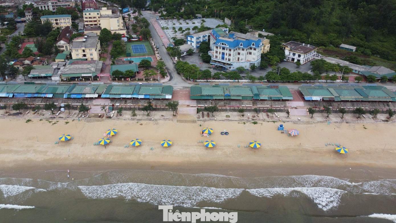 Liên quan đến vấn đề này, một lãnh đạo UBND huyện Cẩm Xuyên cho biết, trong thời gian tới sẽ lần lượt di dời, giải toả những ki ốt nằm trên hành lang biển Thiên Cầm.