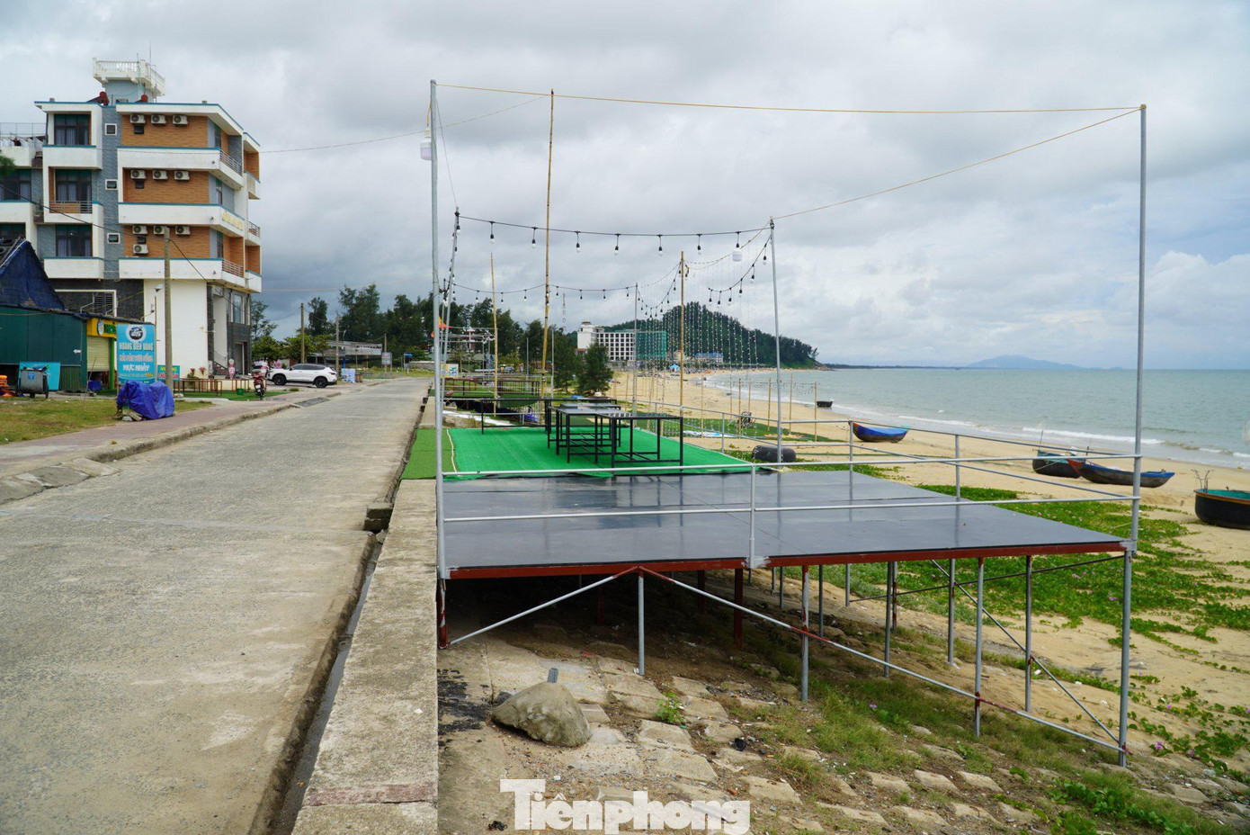 Một số địa điểm được thiết kế khu vực ăn ngoài trời, nằm trên bờ đê, hướng ra biển.