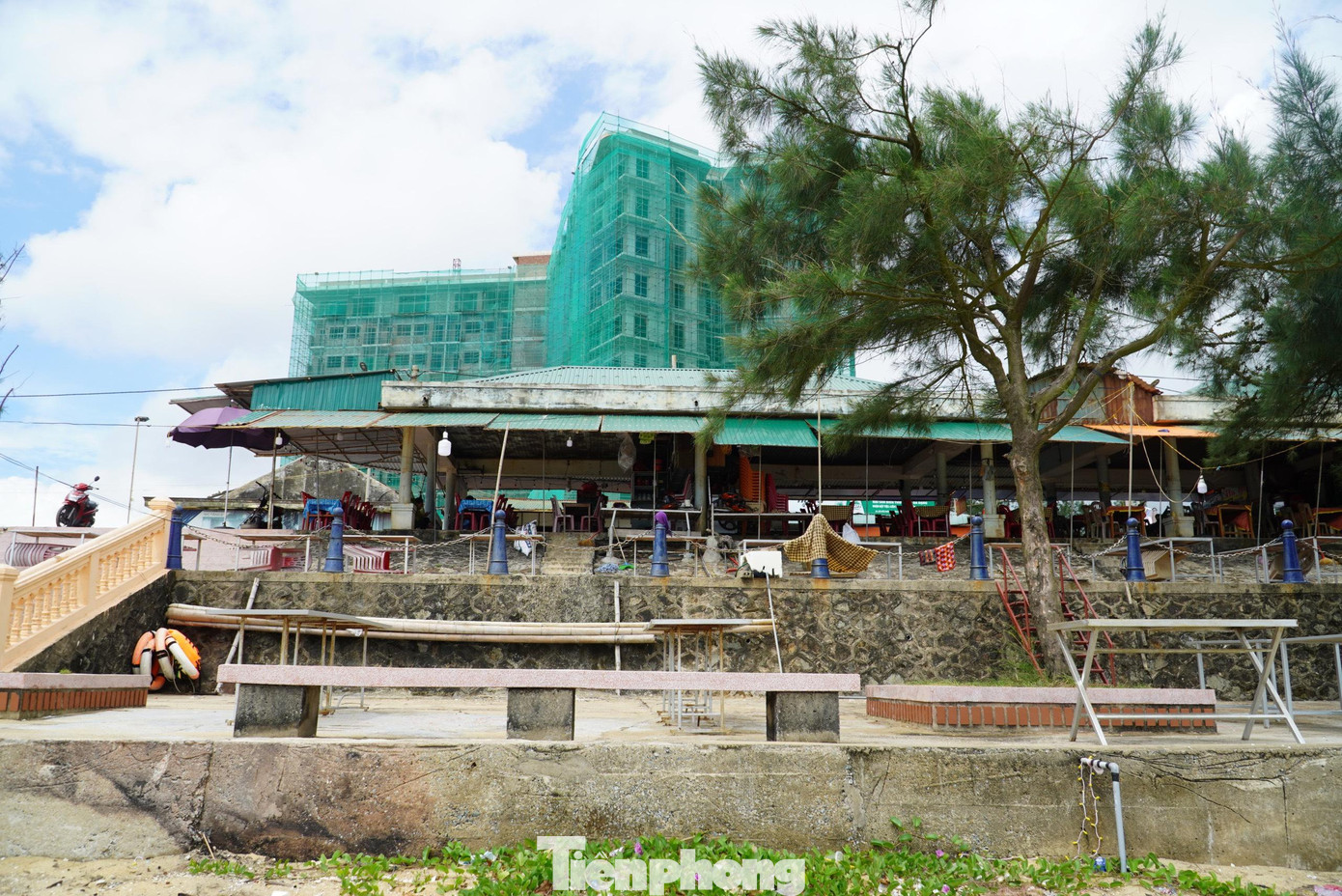 Những ki ốt này được xây dựng tạm bợ, lợp bằng mái tôn, bên trong là những cọc tre để che chắn, bàn ghế được đặt không cố định theo từng vị trí, sắp kín lối đi.