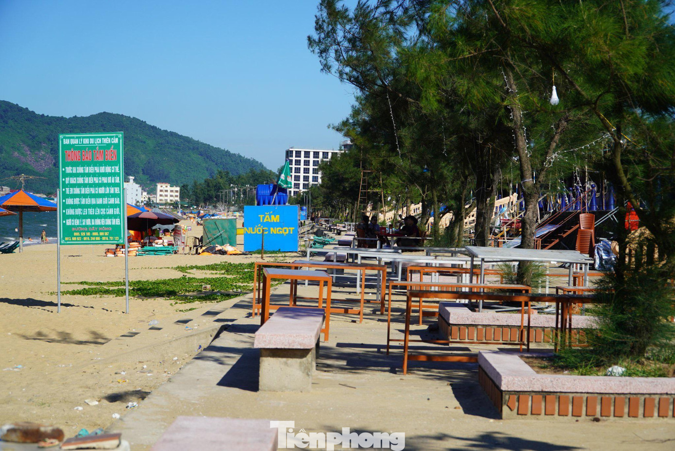 Bàn ghế sắp ngổn ngang, chắn lối đi xuống biển.