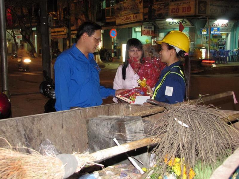 Đại diện lãnh đạo Tỉnh Đoàn Thừa Thiên Huế tặng quà, động viên công nhân môi trường đô thị Huế đêm giao thừa. Ảnh : Ngọc Văn Đại diện lãnh đạo Tỉnh Đoàn Thừa Thiên Huế tặng quà, động viên công nhân môi trường đô thị Huế đêm giao thừa. Ảnh : Ngọc Văn