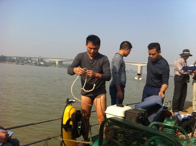 Xác định được vị trí tìm kiếm, các thợ lặn chuẩn bị đồ nghề để tiến hành nhiệm vụ