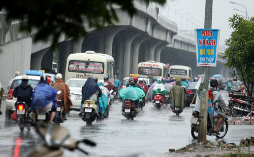  Sáng ngày 29/10, nhiều xe khách đi và về bến Mỹ Đình đã trốn đường trên cao. Theo lộ trình các xe này phải đi từ bến xe Mỹ Đình - Phạm Hùng, đến đoạn rẽ lên đường trên cao (đoạn Phạm Hùng) phải rẽ lên, chứ không được đi dưới đường Khuất Duy Tiến, Nguyễn Xiển. Tuyến đi về bến Mỹ Đình cũng tương tự