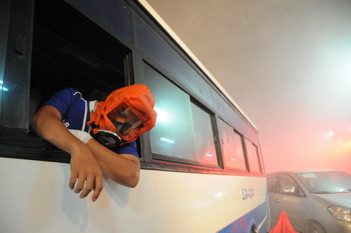 Các nạn nhân trên những chiếc xe ca bắt đầu bị ngộp do khói phát ra từ sự cố Ảnh: Tuổi trẻ