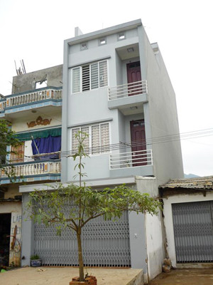 Căn nhà 3 tầng mới xây của ông Hoàn đóng cửa im ỉm khi PV tìm đến ngày 22-3. Căn nhà 3 tầng mới xây của ông Hoàn đóng cửa im ỉm khi PV tìm đến ngày 22-3