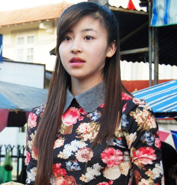 Trong thời gian qua, cộng đồng mạng xôn xao trước cô gái bánh tráng trộn ở Đà Lạt có khuôn mặt xinh như hot girl. Những hình ảnh, thông tin về cô gái này được chia sẻ rộng rãi trên mạng