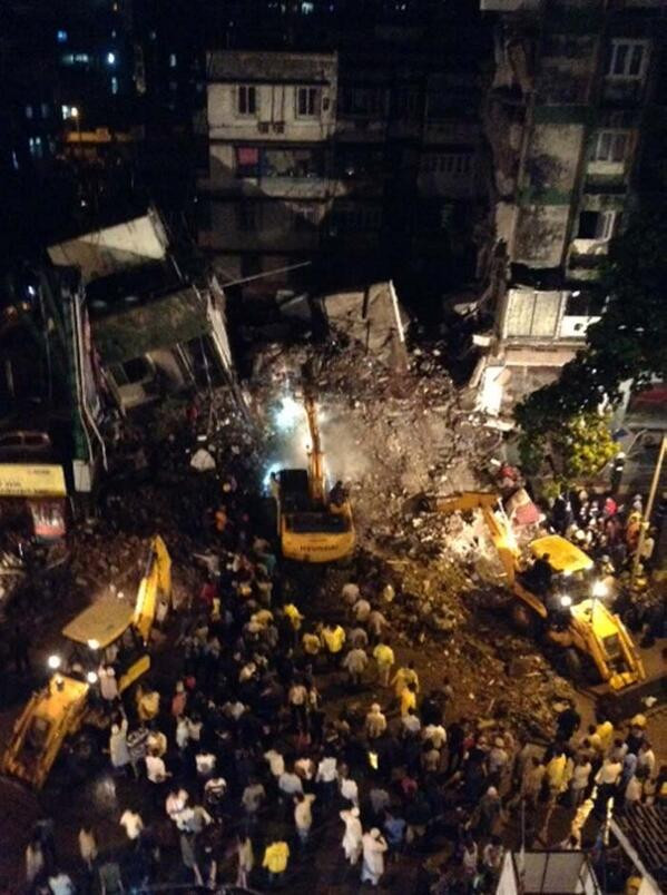 Cảnh sát không biết rõ có bao nhiêu người đang bị chôn vùi trong đống nổ nát. Cảnh sát không biết rõ có bao nhiêu người đang bị chôn vùi trong đống nổ nát