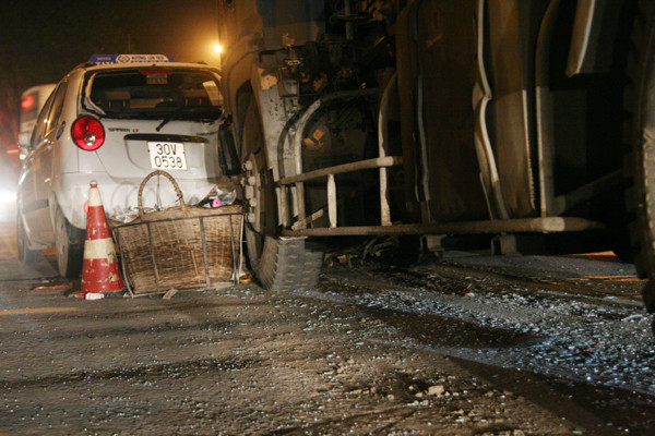 mặt đường nơi xảy ra tai nạn có nhiều kính bị vỡ