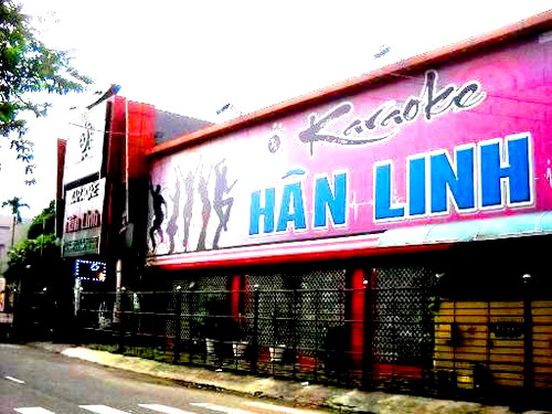 Quán karaoke Hân Linh, nơi xảy ra mâu thuẫn giữa Vinh, Trí và thiếu tá Sơn. Quán karaoke Hân Linh, nơi xảy ra mâu thuẫn giữa Vinh, Trí và thiếu tá Sơn