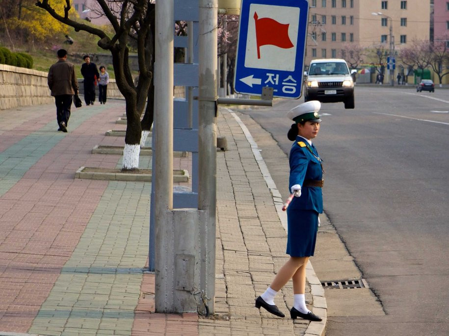 Nữ cảnh sát làm nhiệm vụ ở đường phố thủ đô Bình Nhưỡng . Nữ cảnh sát làm nhiệm vụ ở đường phố thủ đô Bình Nhưỡng