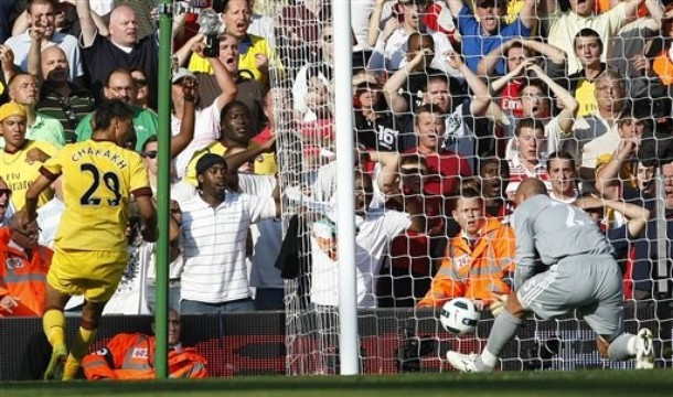 Reina có pha đốt đền ở cuối trận khiến Arsenal kiếm được 1 điểm