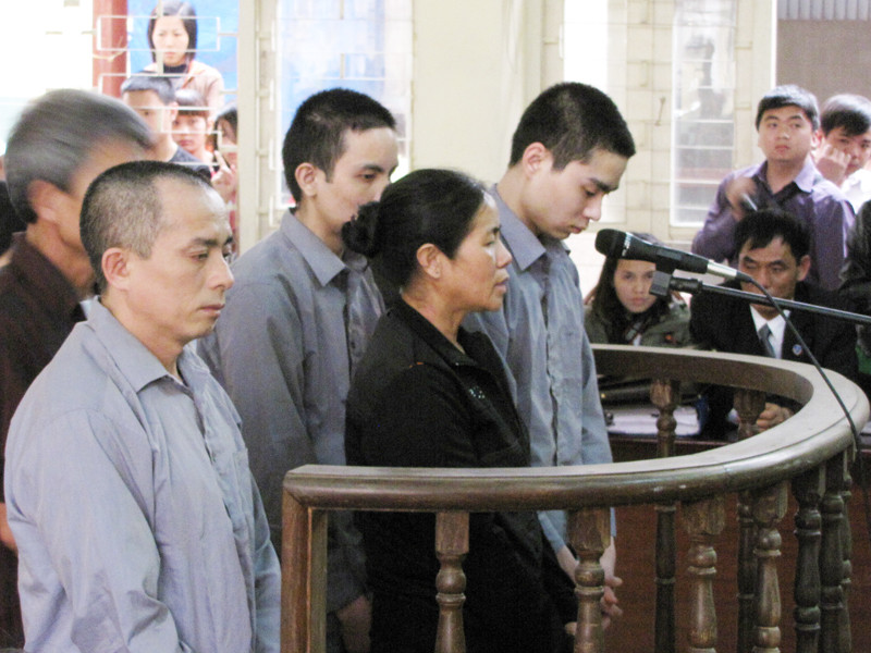 Từ sáng sớm rất đông các chiến sỹ công an, lực lượng bảo vệ có mặt để chuẩn bị an minh cho phiên tòa. Các phóng viên đã tới tòa từ rất sớm để chuẩn bị tác nghiệp, đưa tin. Luật sư Huỳnh - người bảo vệ lợi ích cho gia đình bị hại. Trong khi gia đình bị hại phẫn nộ, đau đớn... ... thì người nhà bị cáo Luyện lo lắng "ẩn" vào chỗ khuất. Ba bị cáo được áp tải tới tòa án và được hộ tống bởi khoảng gấn 300 chiến sĩ cảnh sát. Bị cáo Lê Văn Mến (bố của Lê Văn Luyện) bước vào tòa Khi thấy Lê Văn Luyện, người nhà cháu Bích đã xô tới kêu khóc, la ó đòi công bằng khiến lực lượng công an buộc phải áp tải cả ba bị cáo ra phòng Kiểm sát viên để bảo vệ. Lê Văn Luyện mặc quần bò áo sơ mi, khuôn mặt trắng trẻo gầy hơn lần xét xử sơ thẩm ngồi lặng thinh đợi phiên tòa bắt đầu. Lê Văn Luyện quay sang nhìn bố không nói được câu nào. Lê Văn Luyện lí nhí khai nhận toàn bộ quá trình gây án giết người, cướp vàng tại tiệm vàng Ngọc Bích Bị cáo Lê Văn Miên cho rằng vì quá thương con và hiểu biết pháp luật "nông cạn" nên mới bao che tội cho con mình. Tòan cảnh phiên tòa. Phiên tòa buổi sáng kết thúc, thấy gia đình bị hại quá bức xúc, rất nhiều cảnh sát vây quanh các bị cáo nhằm tránh xảy ra xô xát. Các bị cáo được áp tải lên xe trở về nơi giam giữ chuẩn bị cho phiên xử buổi chiều. Các bị cáo được tháo còng sau khi được dẫn giải tới phiên tòa Các bị cáo ngồi lặng lẽ trong vồng vây của lựng lượng bảo vệ trong khi gia đình người bị hại la ó. Lê Văn Luyện ngáp ngắn ngáp dài không cần lấy tay che... Và nắm chặt đôi tay đã cướp đi ba mạng người khi nghe gia đình bị hại và các luật sư tranh luận. Ông Trịnh Văn Tín - ông nội cháu Bích nêu những nghi vấn chưa sáng tỏ trong vụ án. Lê Văn Luyện lí nhí khi được nói lời cuối: "Bị cáo xin lỗi toàn xã hội và xin lỗi gia đình nạn nhân. Bị cáo mong được tòa giảm án cho mình và người thân” Các bị cáo cúi đầu nghe tòa tuyên án. Từ sáng sớm rất đông các chiến sỹ công an, lực lượng bảo vệ có mặt để chuẩn bị an minh cho phiên tòa. Các phóng viên đã tới tòa từ rất sớm để chuẩn bị tác nghiệp, đưa tin. Luật sư Huỳnh - người bảo vệ lợi ích cho gia đình bị hại. Trong khi gia đình bị hại phẫn nộ, đau đớn... ... thì người nhà bị cáo Luyện lo lắng "ẩn" vào chỗ khuất. Ba bị cáo được áp tải tới tòa án và được hộ tống bởi khoảng gấn 300 chiến sĩ cảnh sát. Bị cáo Lê Văn Mến (bố của Lê Văn Luyện) bước vào tòa Khi thấy Lê Văn Luyện, người nhà cháu Bích đã xô tới kêu khóc, la ó đòi công bằng khiến lực lượng công an buộc phải áp tải cả ba bị cáo ra phòng Kiểm sát viên để bảo vệ. Lê Văn Luyện mặc quần bò áo sơ mi, khuôn mặt trắng trẻo gầy hơn lần xét xử sơ thẩm ngồi lặng thinh đợi phiên tòa bắt đầu. Lê Văn Luyện quay sang nhìn bố không nói được câu nào. Lê Văn Luyện lí nhí khai nhận toàn bộ quá trình gây án giết người, cướp vàng tại tiệm vàng Ngọc Bích Bị cáo Lê Văn Miên cho rằng vì quá thương con và hiểu biết pháp luật "nông cạn" nên mới bao che tội cho con mình. Tòan cảnh phiên tòa. Phiên tòa buổi sáng kết thúc, thấy gia đình bị hại quá bức xúc, rất nhiều cảnh sát vây quanh các bị cáo nhằm tránh xảy ra xô xát. Các bị cáo được áp tải lên xe trở về nơi giam giữ chuẩn bị cho phiên xử buổi chiều. Các bị cáo được tháo còng sau khi được dẫn giải tới phiên tòa Các bị cáo ngồi lặng lẽ trong vồng vây của lựng lượng bảo vệ trong khi gia đình người bị hại la ó. Lê Văn Luyện ngáp ngắn ngáp dài không cần lấy tay che... Và nắm chặt đôi tay đã cướp đi ba mạng người khi nghe gia đình bị hại và các luật sư tranh luận. Ông Trịnh Văn Tín - ông nội cháu Bích nêu những nghi vấn chưa sáng tỏ trong vụ án. Lê Văn Luyện lí nhí khi được nói lời cuối: "Bị cáo xin lỗi toàn xã hội và xin lỗi gia đình nạn nhân. Bị cáo mong được tòa giảm án cho mình và người thân” Các bị cáo cúi đầu nghe tòa tuyên án.