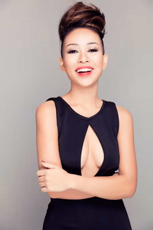 Thảo Trang khoe vòng một táo bạo với chiếc đầm cắt xẻ khá “mạnh tay” nhưng vẫn không quá lố