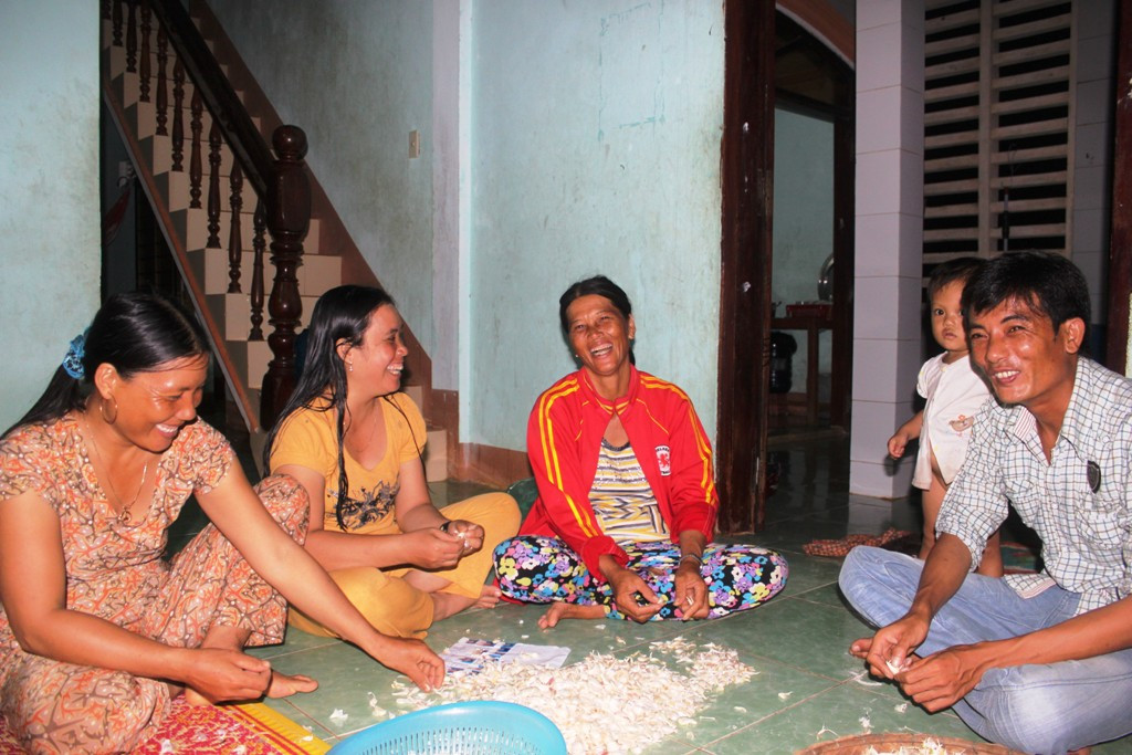 Hàng xóm đến chung vui cùng gia đình chị Lan