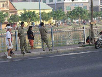 Nạn nhân được đưa lên bờ