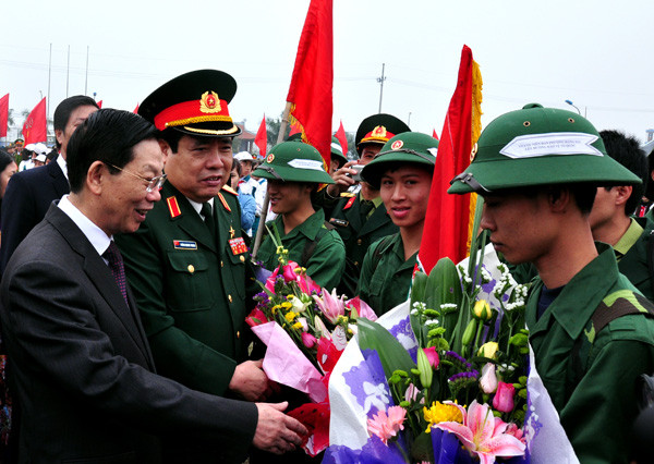 Đại tướng Phùng Quang Thanh, Bộ trưởng Bộ Quốc phòng và đồng chí Nguyễn Thế Thảo, Chủ tịch UBND TP Hà Nội tặng hoa và động viên các tân binh