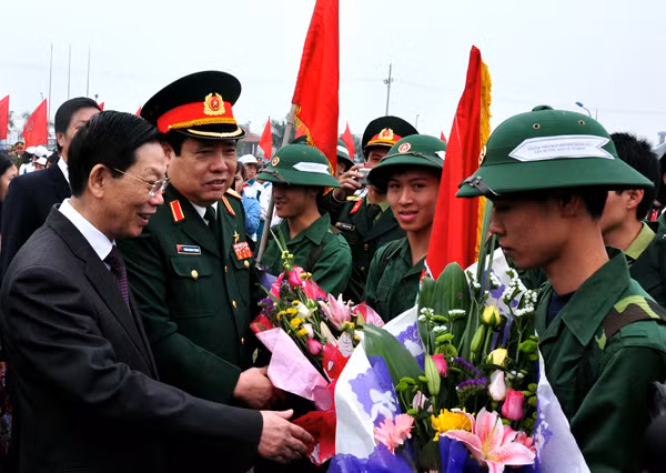 Đại tướng Phùng Quang Thanh, Bộ trưởng Bộ Quốc phòng và đồng chí Nguyễn Thế Thảo, Chủ tịch UBND TP Hà Nội tặng hoa và động viên các tân binh