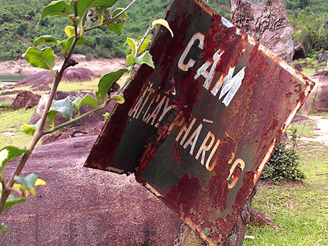 Biển cấm mủn mục giữa nắng mưa