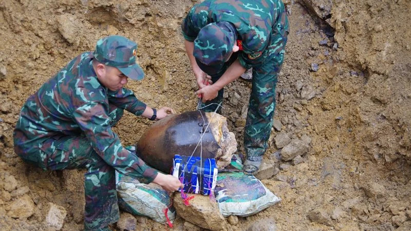 Lực lượng Công binh tiến hành kích hoạt hủy nổ bom bảo đảm an toàn. Lực lượng Công binh tiến hành kích hoạt hủy nổ bom bảo đảm an toàn.