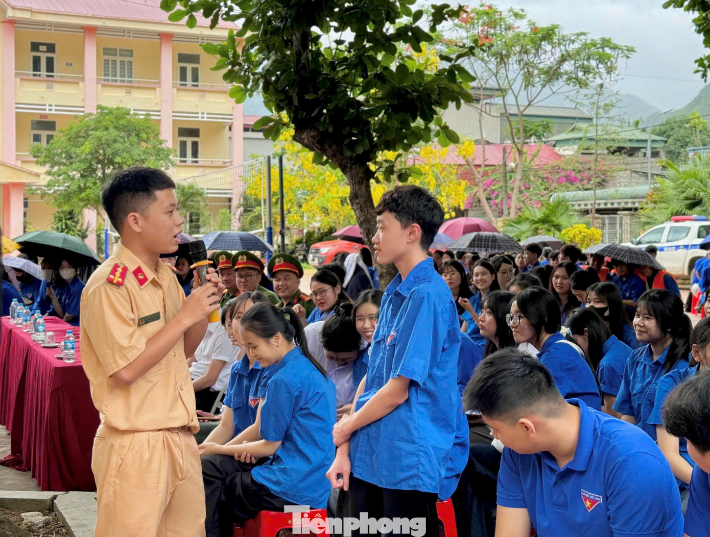 Lực lượng chức năng tuyên truyền cho đoàn viên thanh niên về phòng chống tác hại của ma tuý, thuốc lá điện tử, các chất kích thích.
