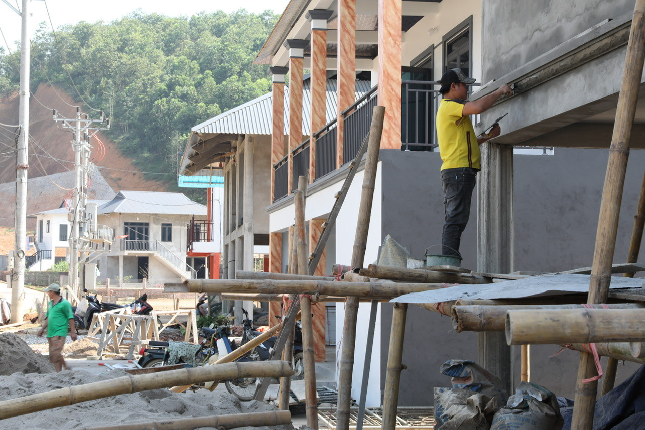 Tại đây, những căn nhà kiên cố với kiến trúc nhà sàn truyền thống đang được người dân gấp rút hoàn thiện. Ông Hoàng Kim Thượng, hộ dân tại khu tái định cư xóm Nhàng chia sẻ, ở dưới chân đồi khu nhà cũ có nguy cơ sạt lở cao, nên cả gia đình lúc nào cũng nơm nớp lo sợ. Đặc biệt, vào những ngày mưa gió, hàng đêm cả gia đình thức trắng, không dám chợp mắt.