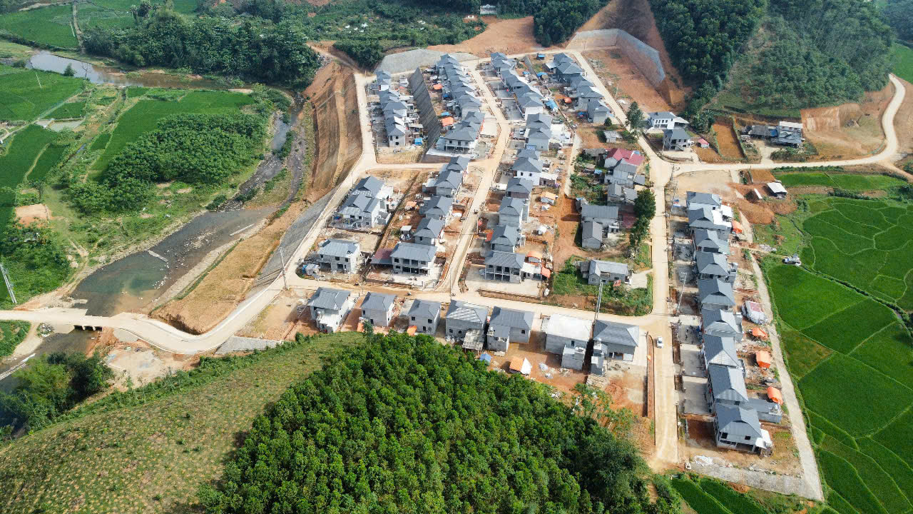 Đến xóm Nhàng, chúng tôi ngỡ ngàng về vẻ đẹp của khu tái định cư khang trang, rộng rãi nằm giữa những ngọn đồi xanh bạt ngàn xanh tươi. Khu tái định cư này được xây dựng trên tổng diện tích đất khoảng 5 ha, ổn định chỗ ở cho 64 hộ dân là đồng bào dân tộc thiểu số trước đó từng phải di dời do nguy cơ sạt lở.