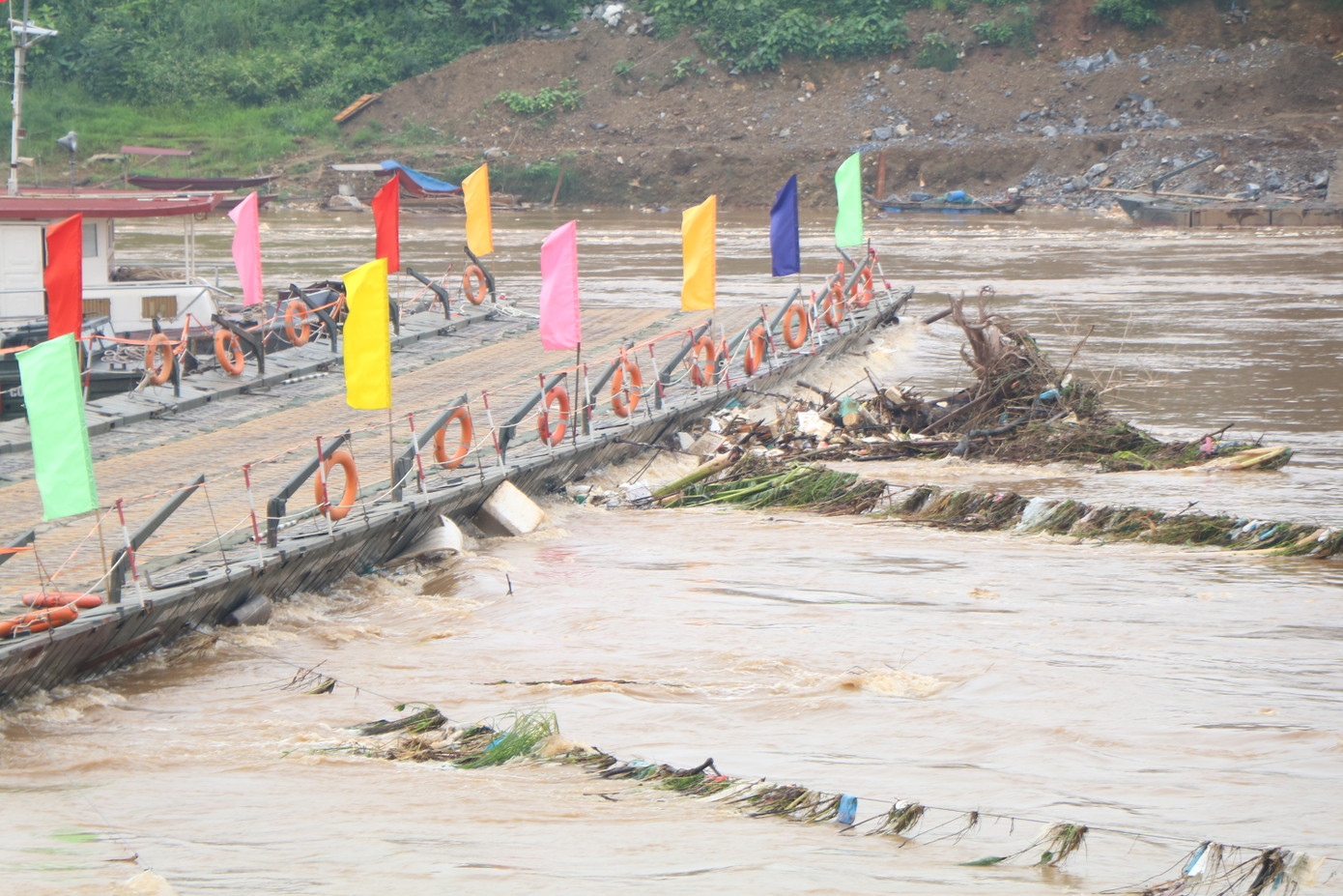 Nước sông Hồng chảy xiết, kèm theo rác từ thượng nguồn đổ về lực lượng Công binh phải cắt cầu phao. Nước sông Hồng chảy xiết, kèm theo rác từ thượng nguồn đổ về lực lượng Công binh phải cắt cầu phao.