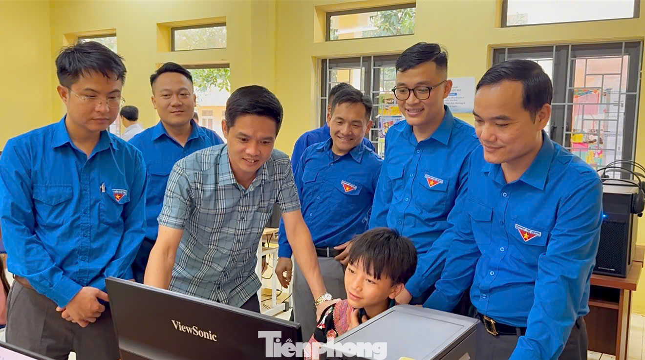 Tỉnh Đoàn Hòa Bình khai trương phòng tin học cho em tại trường TH&amp;THCS Hang Kia B.